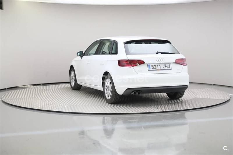 Käytetty Audi A3 Attraction 150 HP (110 kW) 2016 Valkoinen Sedan