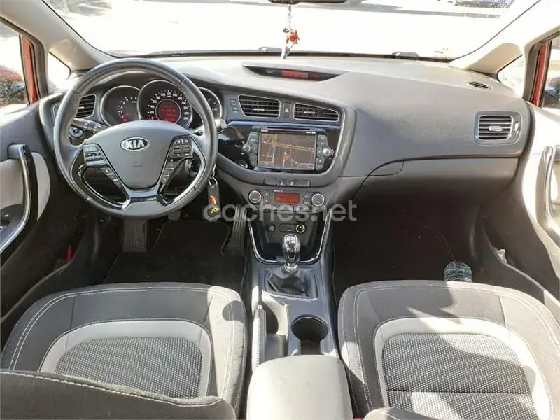 Usado Kia Ceed GT 90 HP (66 kW) 2015 Vermelho Sedan