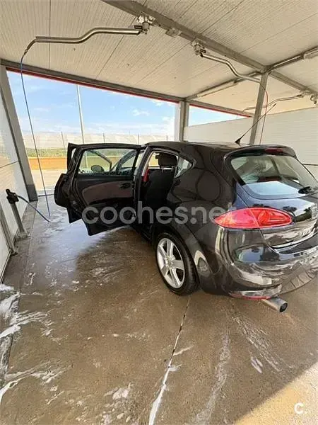 Usado Seat Leon Sport 105 CV (77 kW) 2007 Negro Utilitario
