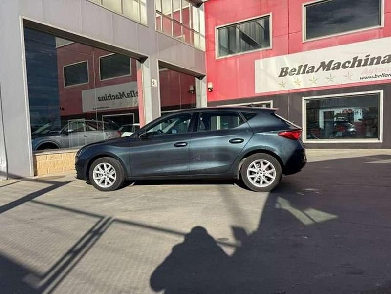 Usado Seat Leon Style 116 CV (85 kW) 2021 Gris Utilitario