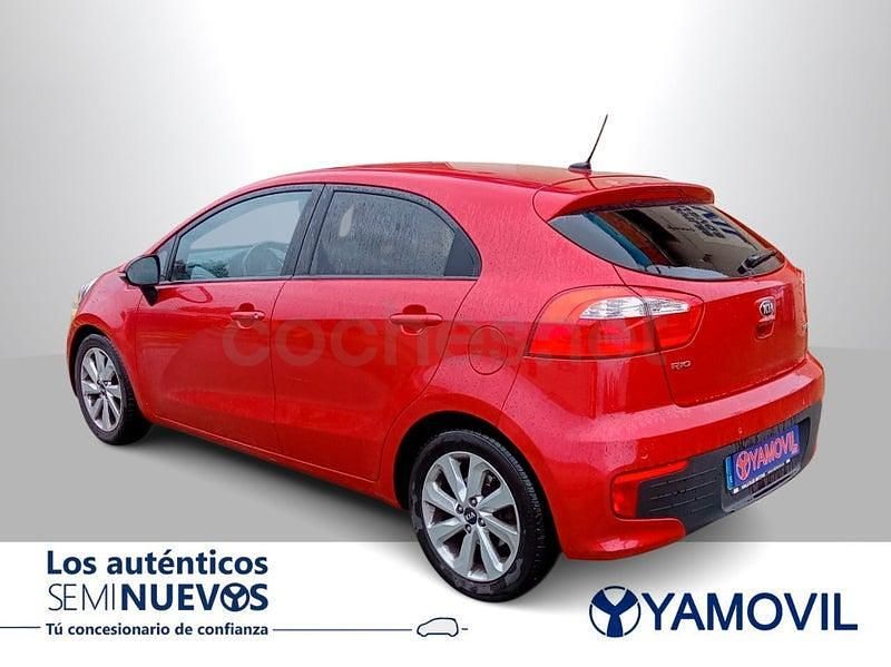 Usado Kia Rio 84 CV (61 kW) 2015 Rojo Berlina