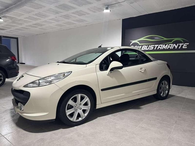 Usado Peugeot 207 CC 120 CV (88 kW) 2009 Blanco Descapotable