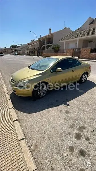 Usado Peugeot 307 CC 110 CV (80 kW) 2004 Amarillo Descapotable