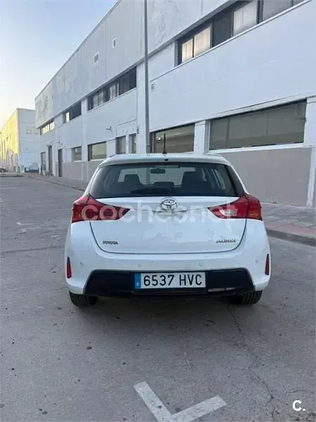 Usado Toyota Auris Active 90 CV (66 kW) 2013 Blanco Berlina