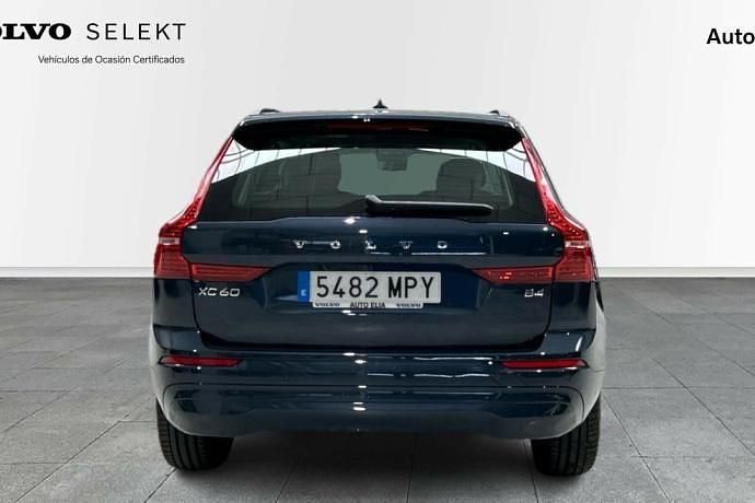 Begagnad Volvo XC60 Core 197 HK (144 kW) 2024 Blå SUV