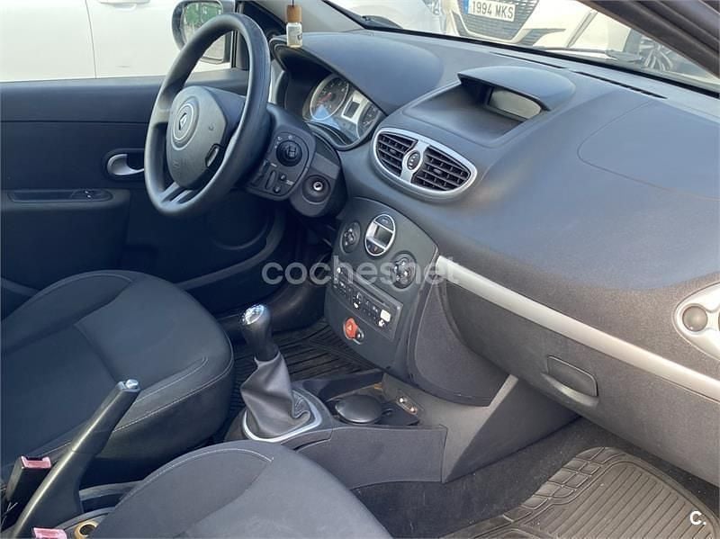 Usado Renault Clio II Authentique 70 CV (51 kW) 2010 Gris / plata Berlina