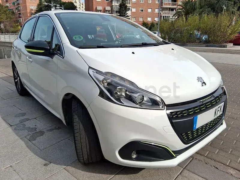 Usado Peugeot 208 Style 82 CV (60 kW) 2017 Blanco Utilitario