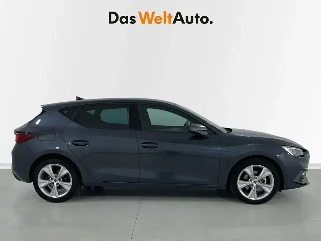 Usado Seat Leon FR 116 CV (85 kW) 2025 Gris / plata Berlina
