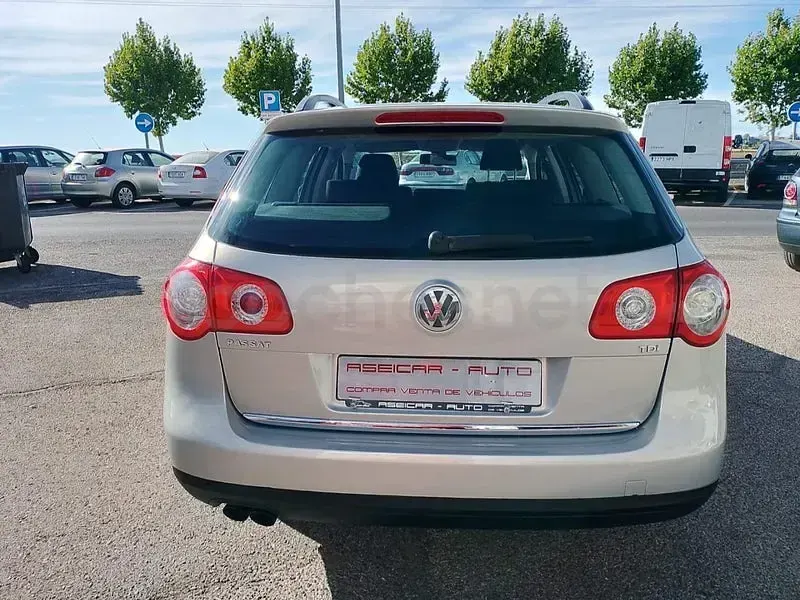 Usado VW Passat Edition 110 CV (80 kW) 2010 Gris / plata Familiar