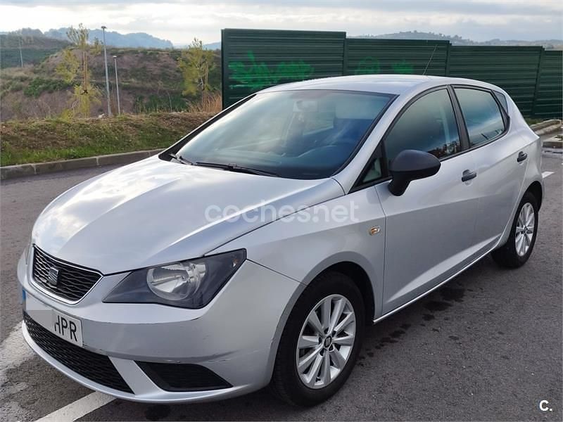 Usado Seat Ibiza Reference 75 CV (55 kW) 2013 Gris / plata Berlina