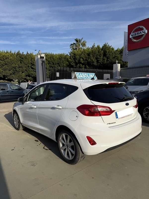 Usado Ford Fiesta Trend 101 CV (74 kW) 2021 Blanco Utilitario