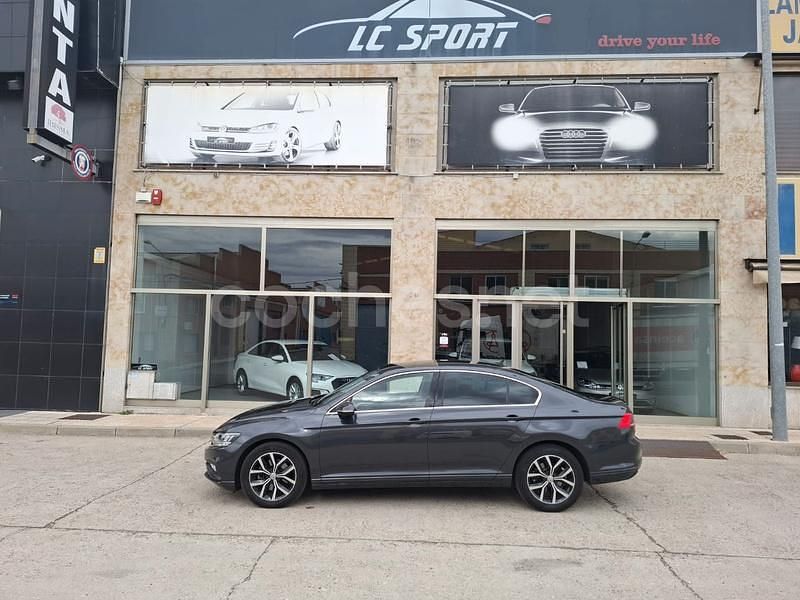 Gris / plata Usado 2020 VW Passat Berlina | 16.990 € (Precio justo) - Imagen 1/4