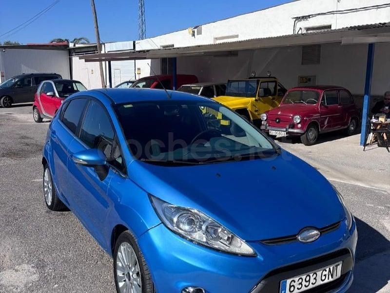 Usado Ford Fiesta Titanium 95 CV (69 kW) 2010 Azul Utilitario
