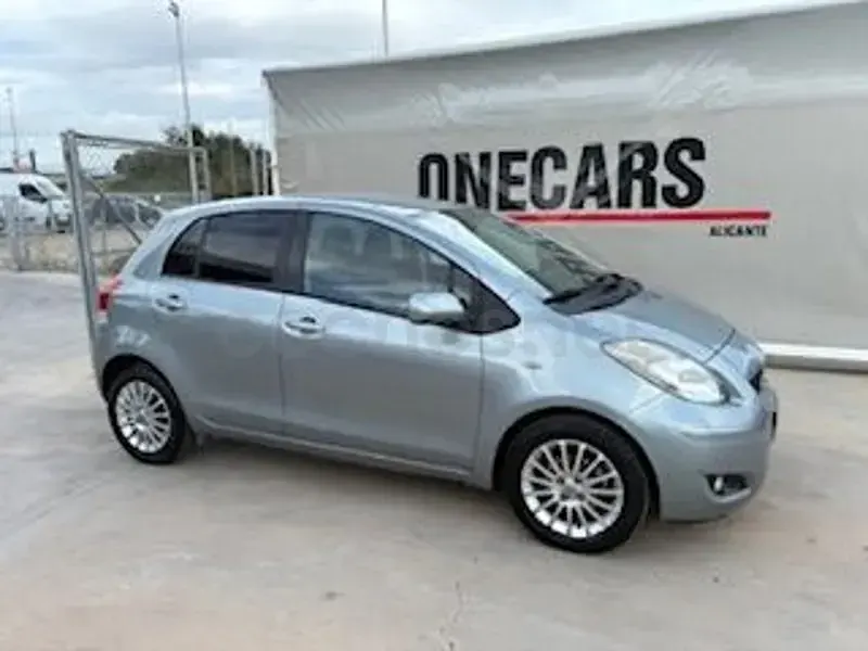 Usado Toyota Yaris 90 CV (66 kW) 2009 Gris / plata Utilitario