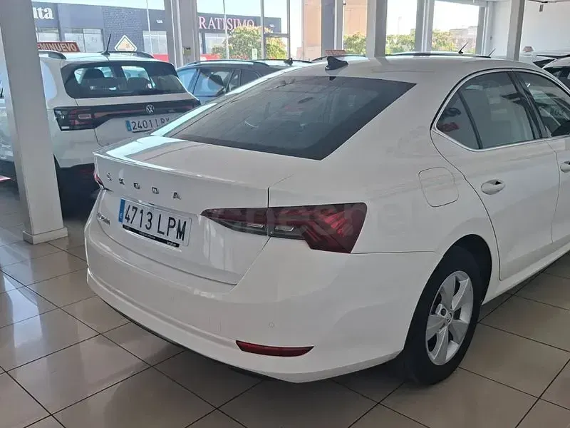 Usado Skoda Octavia Ambition 150 CV (110 kW) 2021 Blanco Berlina
