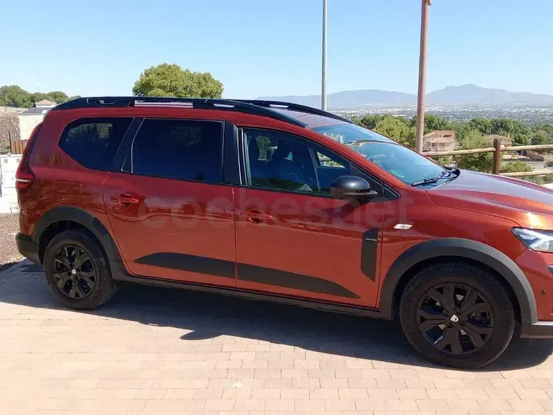Usado Dacia Jogger Extreme 100 CV (73 kW) 2022 Marrón Monovolumen