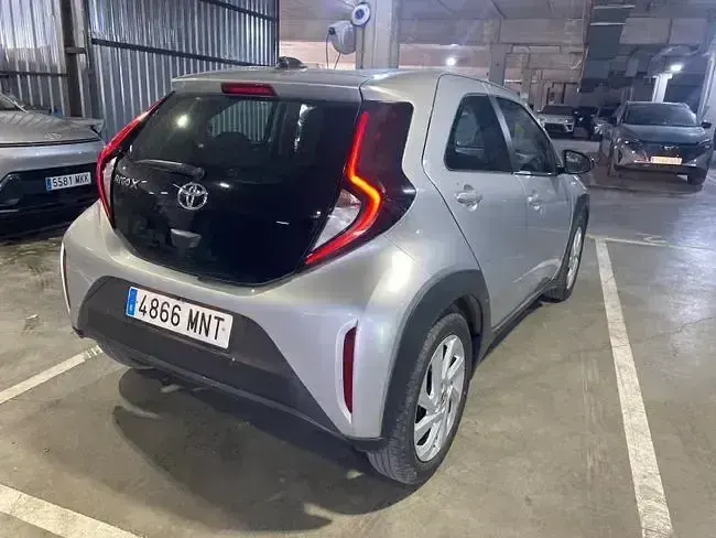 Usado Toyota Aygo X Play 72 CV (52 kW) 2023 Gris SUV