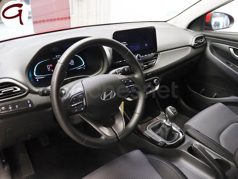 Usado Hyundai i30 100 CV (73 kW) 2024 Rojo Berlina