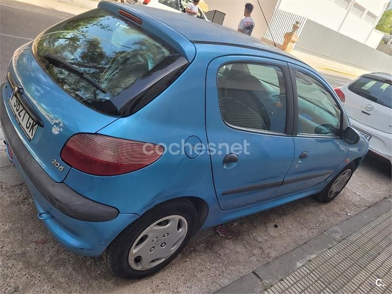 Usado Peugeot 206 70 CV (51 kW) 1999 Azul Utilitario