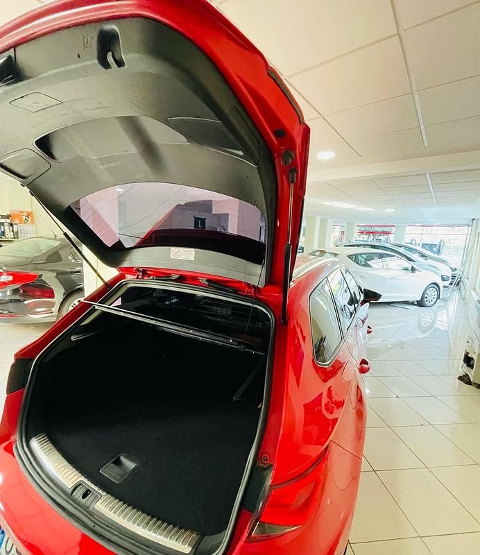 Usado Seat Leon Style 110 CV (80 kW) 2016 Rojo Utilitario