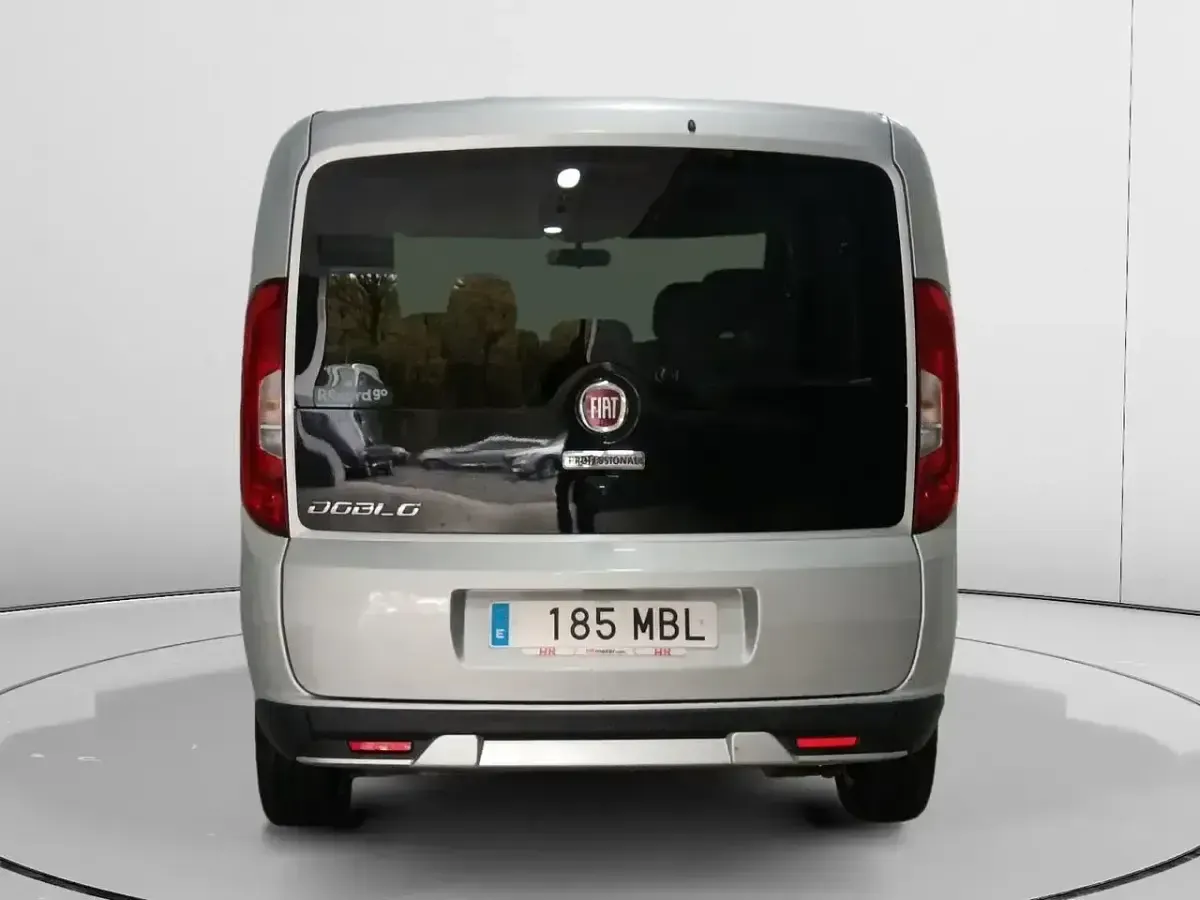 Usado Fiat Doblò Trekking 120 CV (88 kW) 2022 Gris Monovolumen