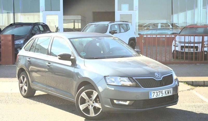 Usado Skoda Rapid Style 90 CV (66 kW) 2018 Gris Utilitario