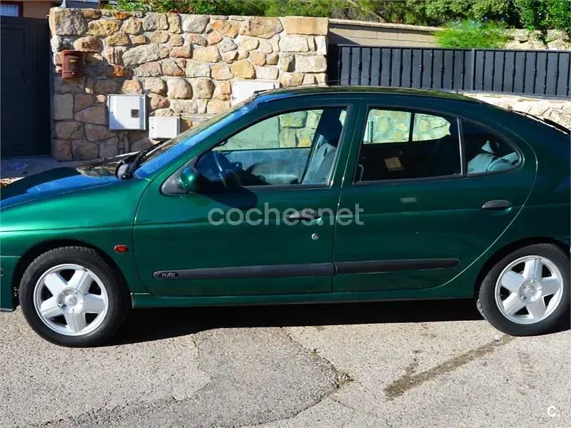 Usado Renault Mégane Authentique 110 CV (80 kW) 2001 Verde Berlina