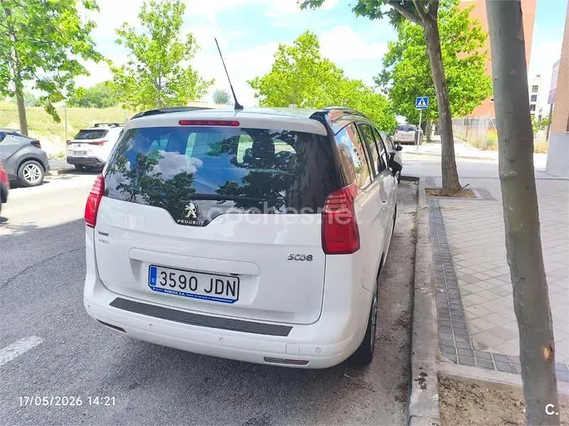 Usado Peugeot 5008 Allure 120 CV (88 kW) 2015 Blanco Monovolumen