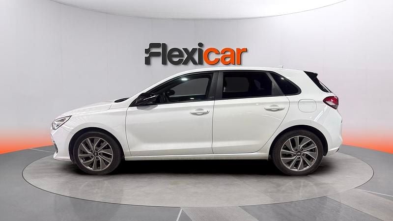 Usado Hyundai i30 GO! 120 CV (88 kW) 2018 Blanco Berlina