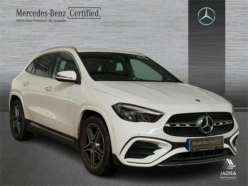 Usado Mercedes GLA200 AMG line 163 CV (119 kW) 2025 Blanco polar SUV