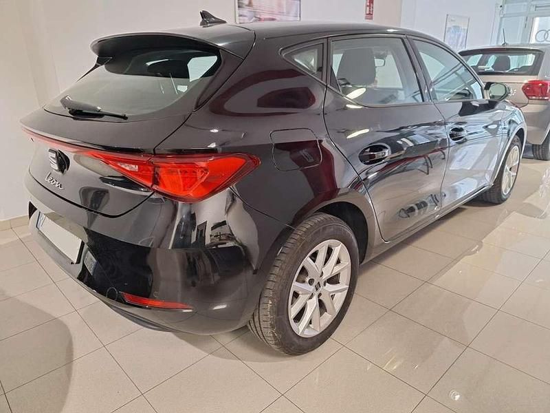 Usado Seat Leon Style 110 CV (80 kW) 2024 Negro Utilitario