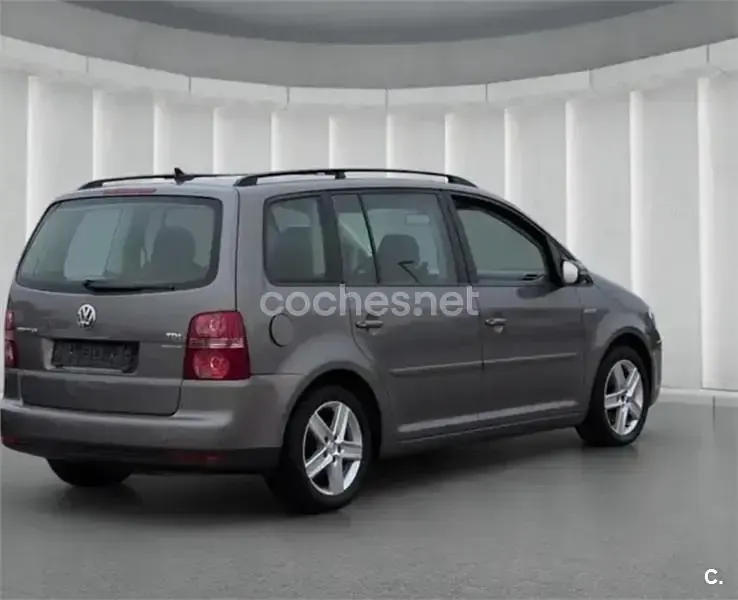 Usado VW Touran Edition 105 CV (77 kW) 2010 Marrón Monovolumen