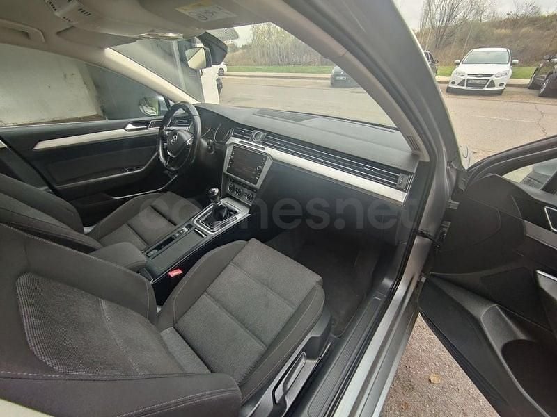 Usado VW Passat Advance 150 CV (110 kW) 2018 Gris / plata Berlina