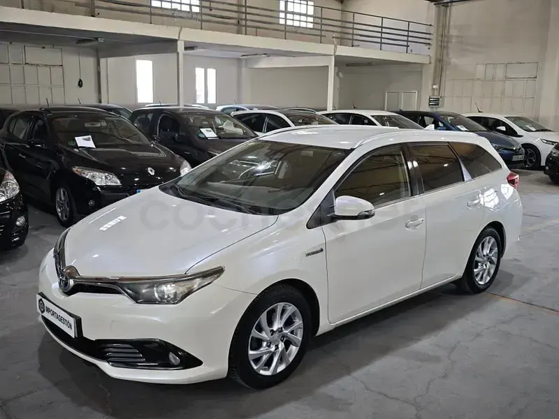 Usado Toyota Auris Hybrid Active 136 CV (100 kW) 2016 Blanco Familiar