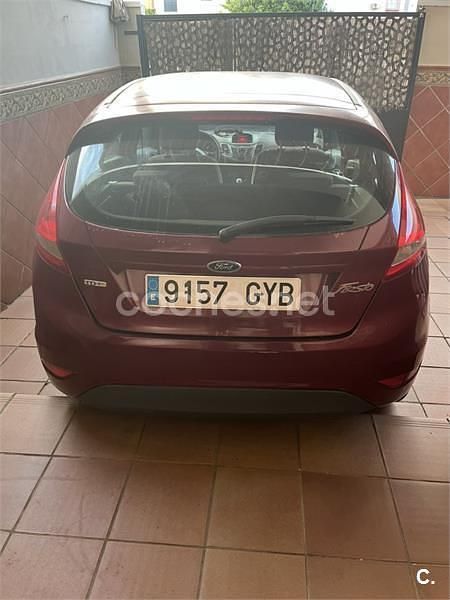 Usado Ford Fiesta Trend 68 CV (50 kW) 2010 Granate Utilitario
