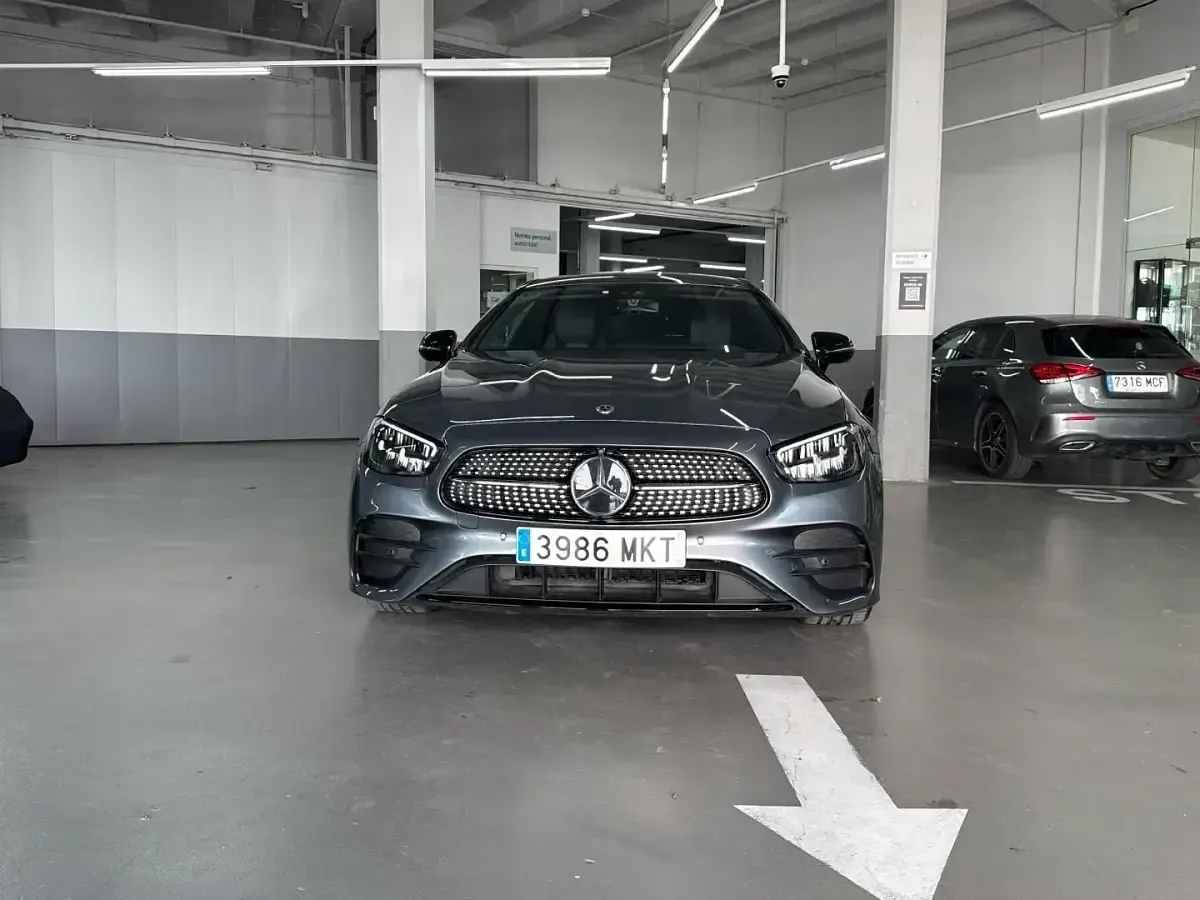 Usado Mercedes E220 194 CV (142 kW) 2023 Gris selenita Coupe