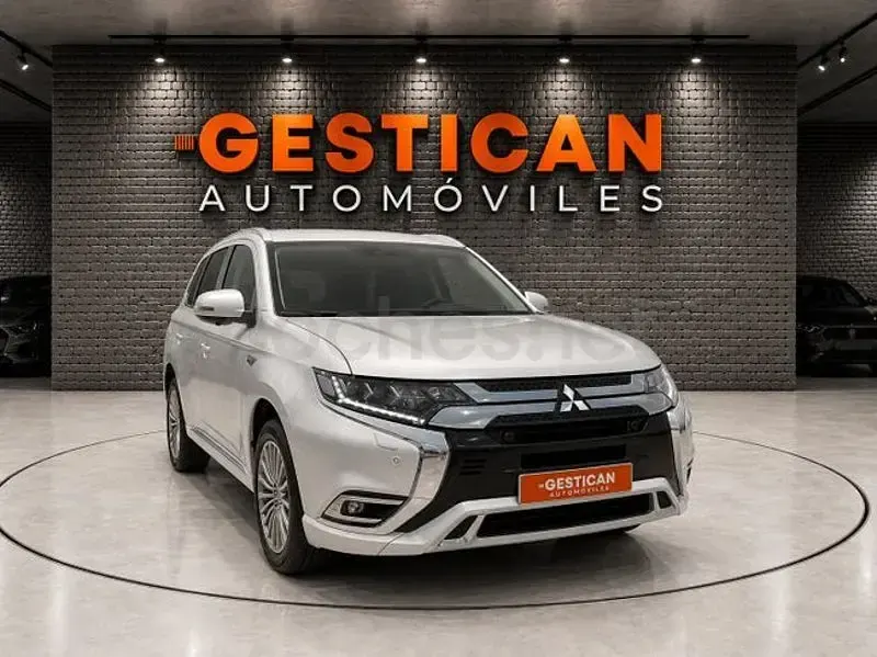 Usado Mitsubishi Outlander P-HEV 224 CV (164 kW) 2021 Blanco SUV