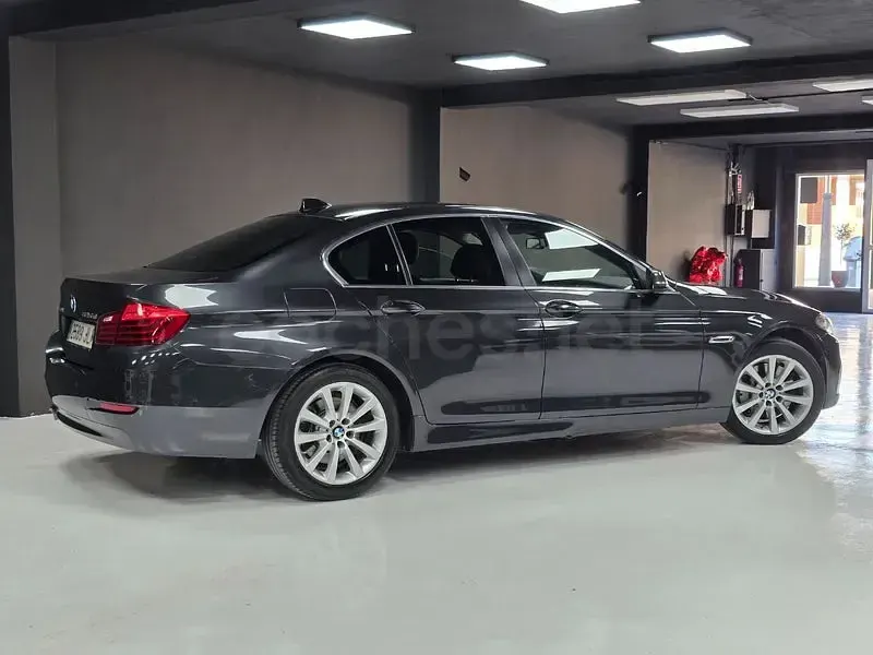 Usado BMW 525 Comfort Edition 218 CV (160 kW) 2015 Gris / plata Berlina