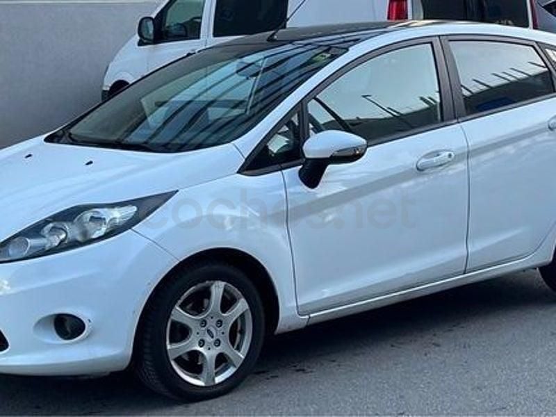 Usado Ford Fiesta Titanium 95 CV (69 kW) 2010 Blanco Utilitario