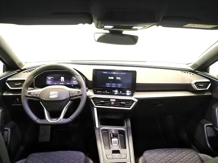 Usado Seat Leon FR 204 CV (150 kW) 2025 Azul Berlina