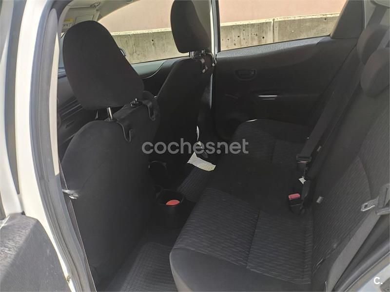 Usado Toyota Yaris Active 69 CV (50 kW) 2012 Blanco Utilitario