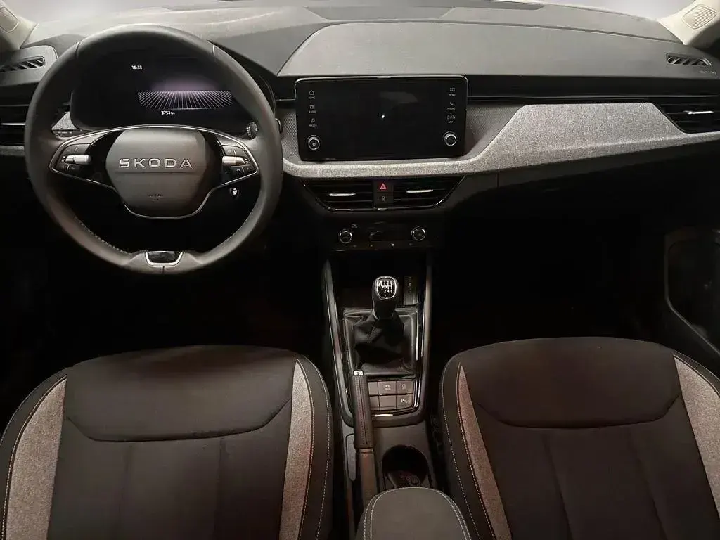 Usado Skoda Scala Selection 115 CV (84 kW) 2025 Gris plata Utilitario
