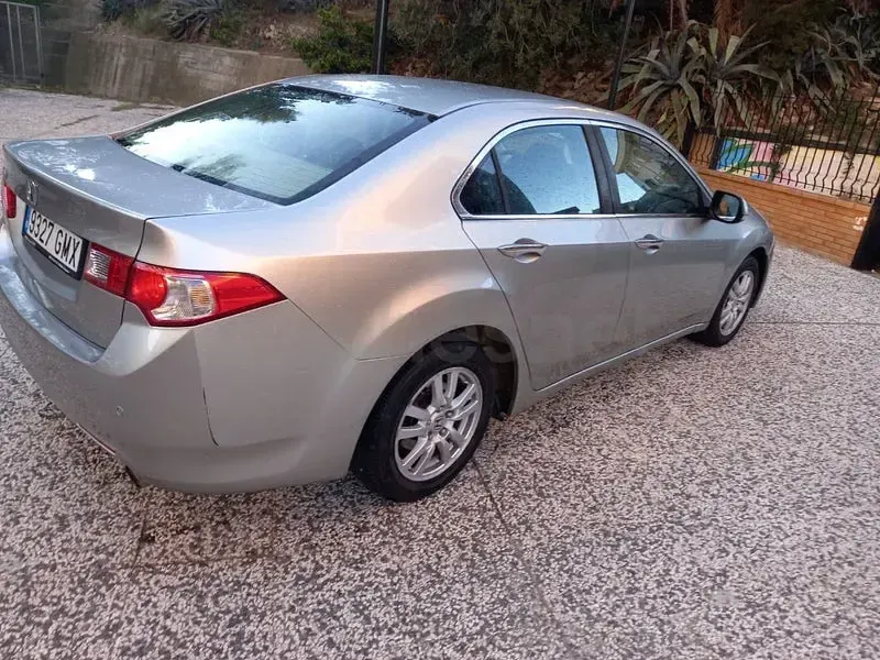Usado Honda Accord Executive 156 CV (114 kW) 2009 Gris / plata Berlina