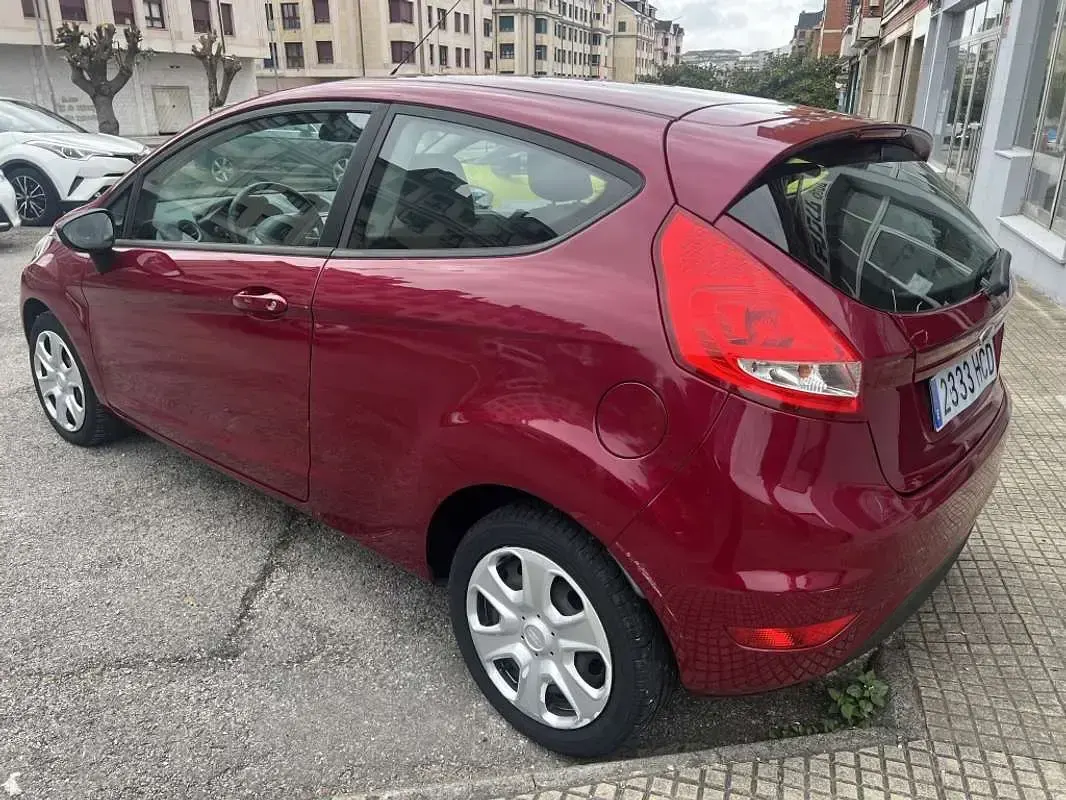 Usado Ford Fiesta Trend 82 CV (60 kW) 2011 Burdeos Utilitario