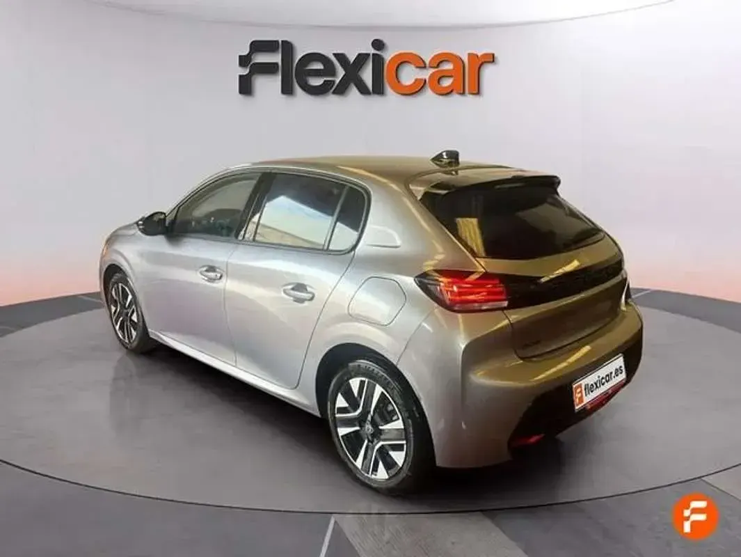 Usado Peugeot 208 Allure 101 CV (74 kW) 2025 Gris Utilitario