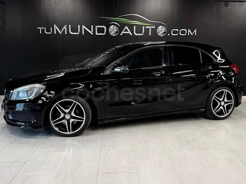 Usado Mercedes A180 AMG line 109 CV (80 kW) 2013 Negro Utilitario