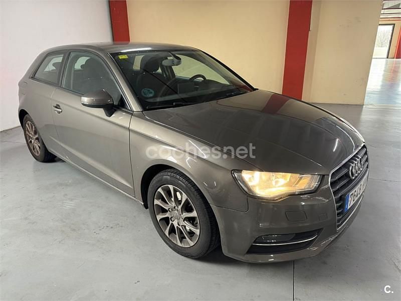 Beige Usado 2013 Audi A3 Ambiente Berlina | 7500 € (Buen precio) - Imagen 1/4