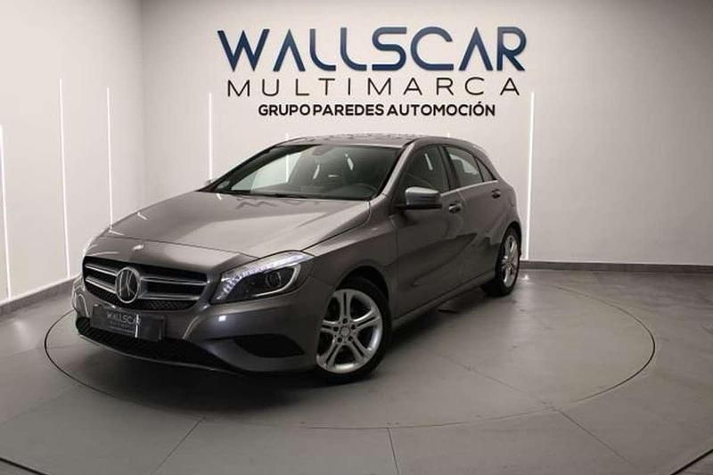 Usado Mercedes A180 Urban 109 CV (80 kW) 2015 Negro Utilitario