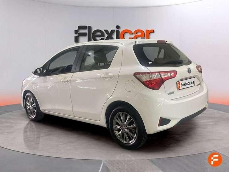 Usado Toyota Yaris Hybrid Active 99 CV (72 kW) 2019 Blanco Utilitario