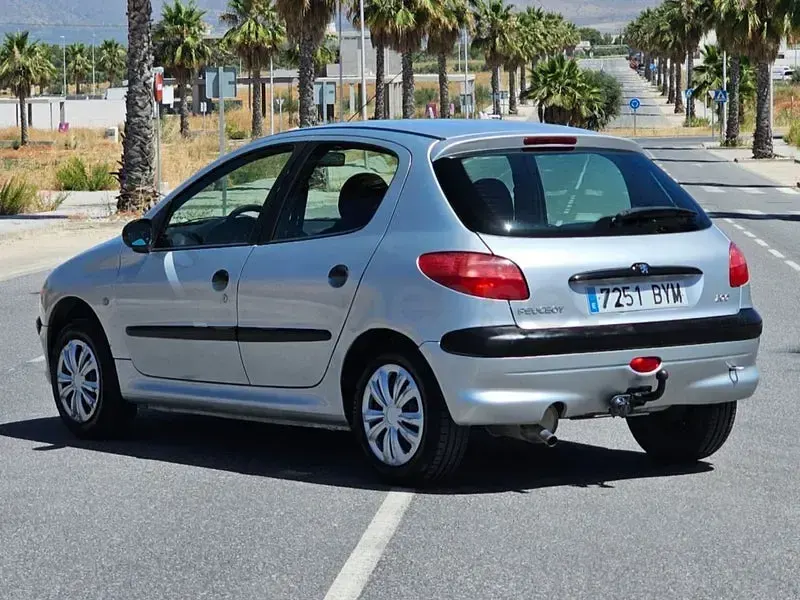 Usado Peugeot 206 75 CV (55 kW) 2002 Gris / plata Berlina